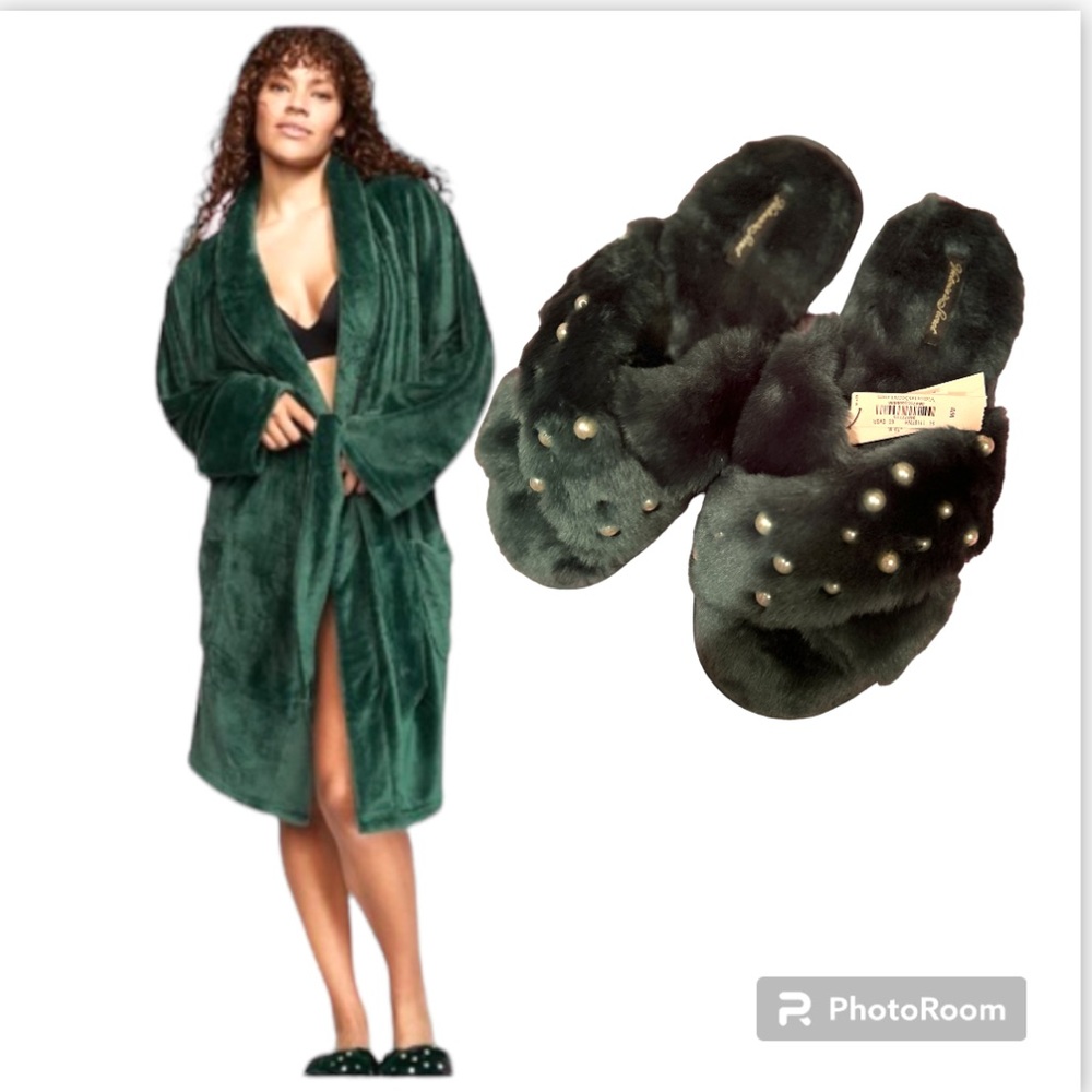 Victoria’s Secret XS/SM Envious Green Short Cozy Robe & Matching slippers